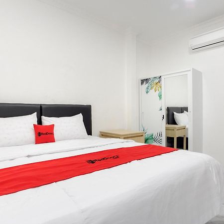 Reddoorz Syariah @ Sakura Hotel Jatiwaringin Μπεκάσι Εξωτερικό φωτογραφία