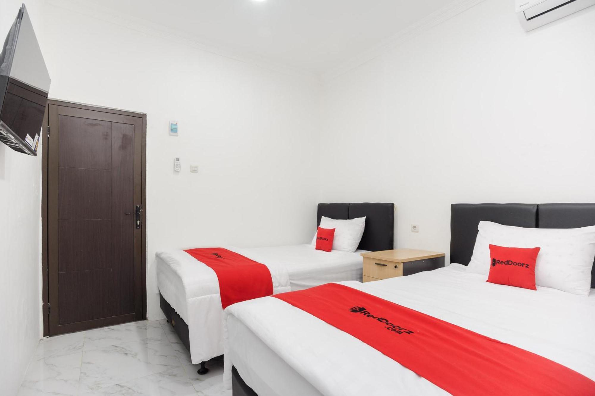 Reddoorz Syariah @ Sakura Hotel Jatiwaringin Μπεκάσι Εξωτερικό φωτογραφία