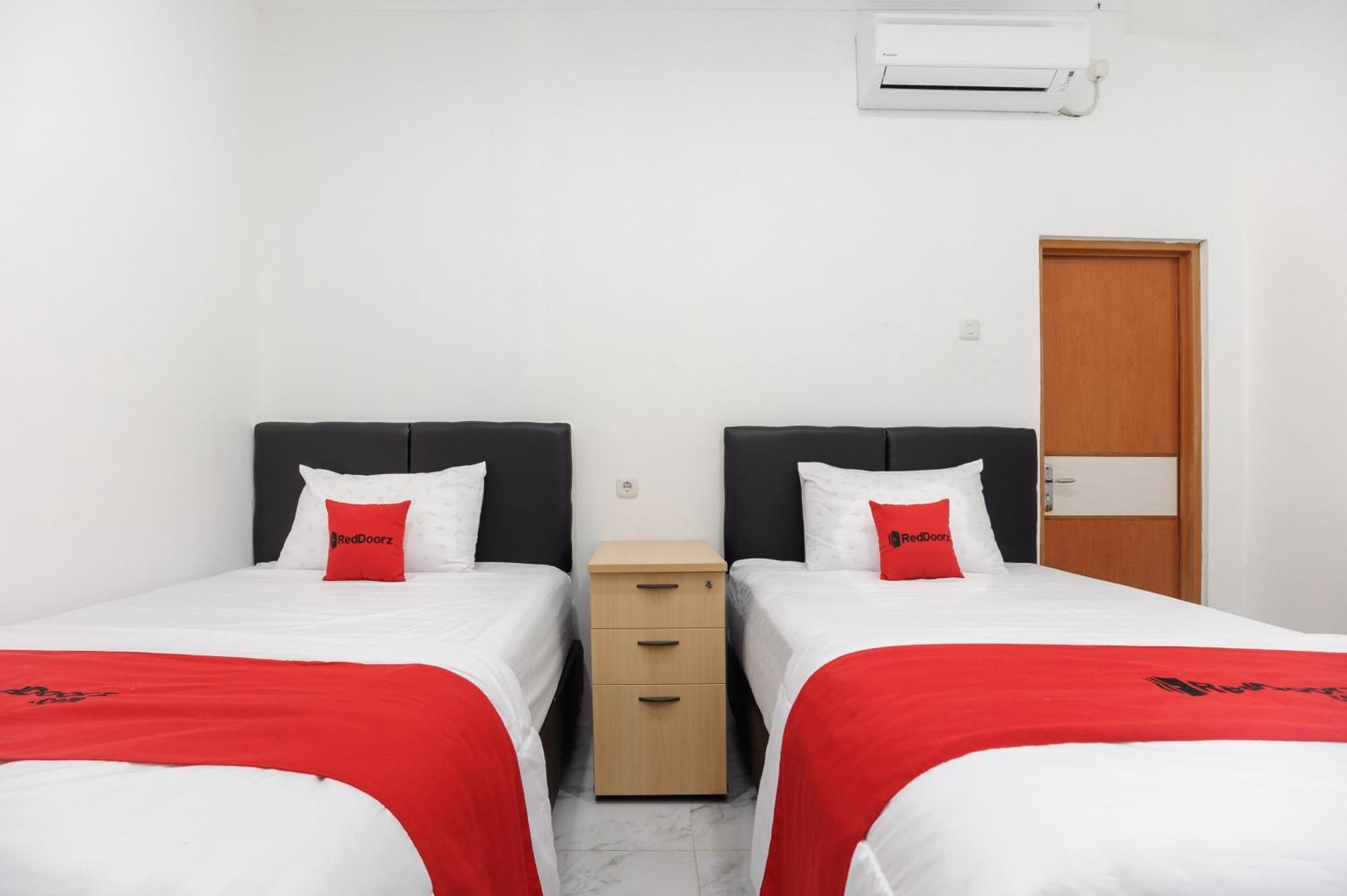 Reddoorz Syariah @ Sakura Hotel Jatiwaringin Μπεκάσι Εξωτερικό φωτογραφία