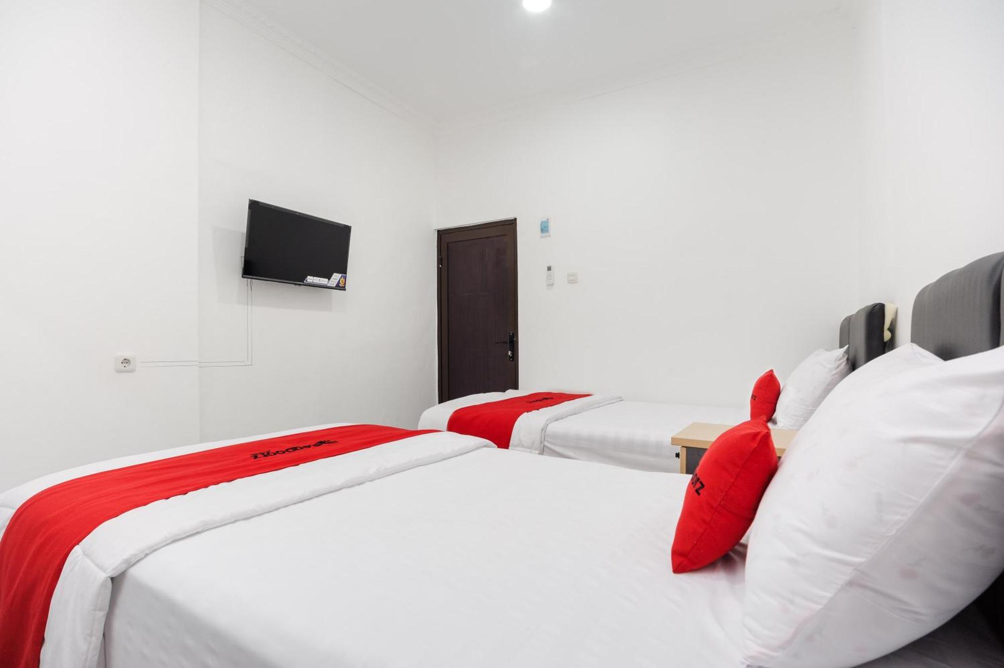 Reddoorz Syariah @ Sakura Hotel Jatiwaringin Μπεκάσι Εξωτερικό φωτογραφία