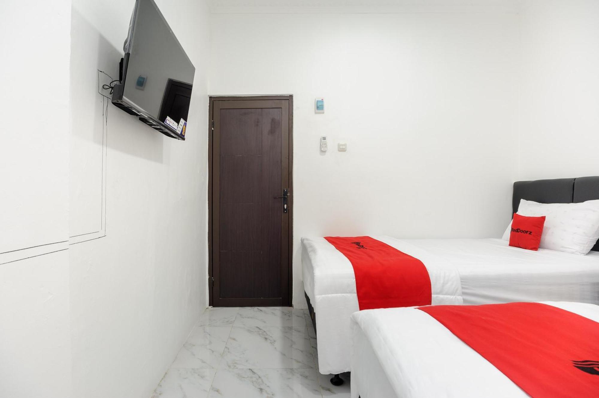 Reddoorz Syariah @ Sakura Hotel Jatiwaringin Μπεκάσι Εξωτερικό φωτογραφία