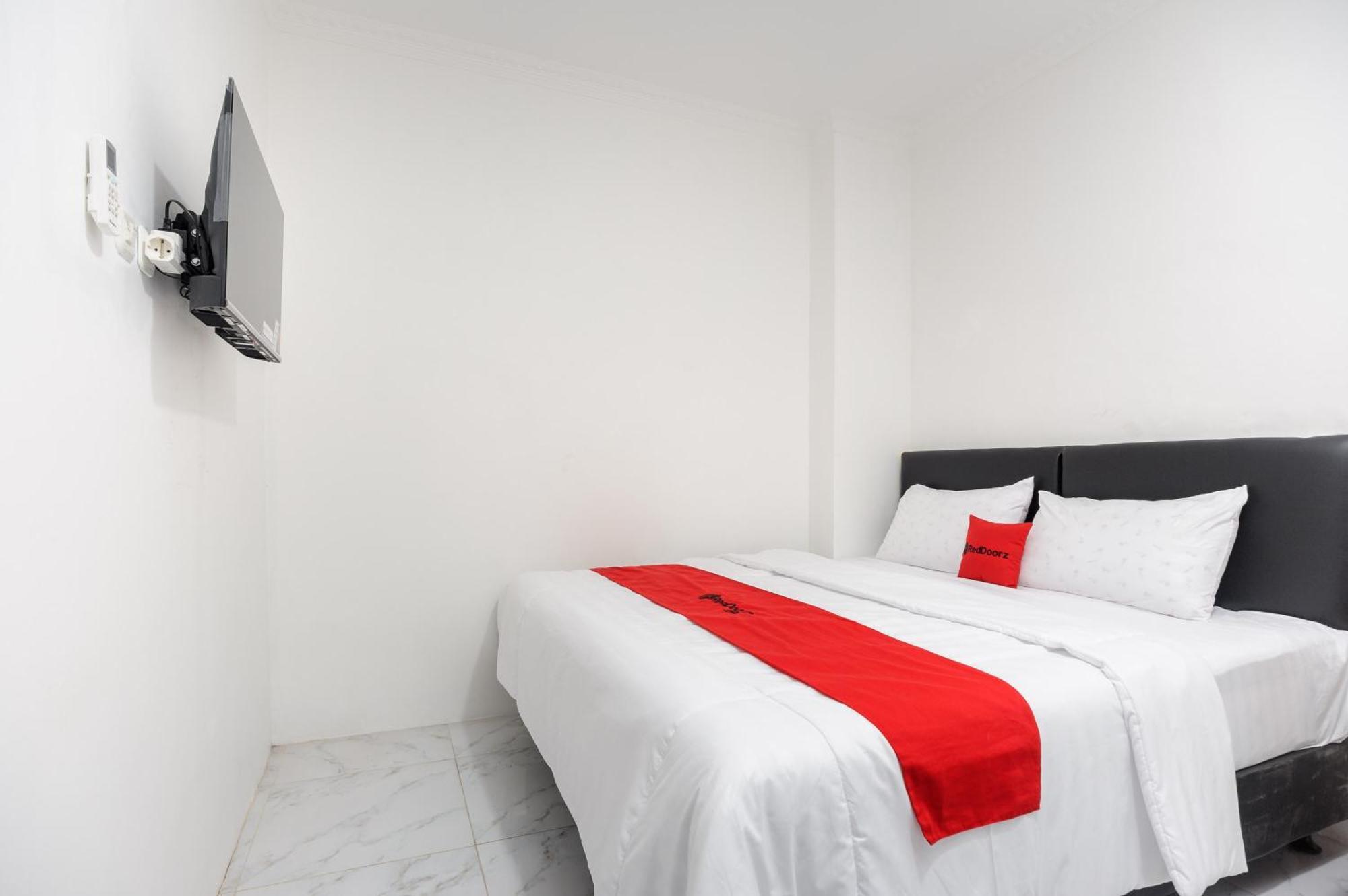 Reddoorz Syariah @ Sakura Hotel Jatiwaringin Μπεκάσι Εξωτερικό φωτογραφία